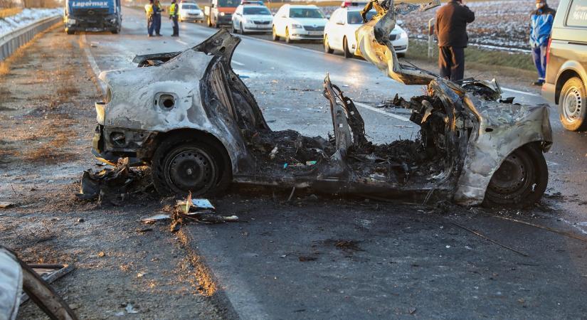 Négyen égtek benn az autóban – A tragikus győri baleset szemtanúit keresi a rendőrség
