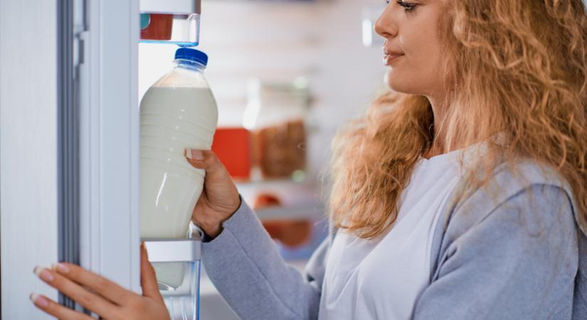 A legtöbb ember rosszul tárolja a tejet: hová kell tenni a hűtőben, hogy tovább friss maradjon?
