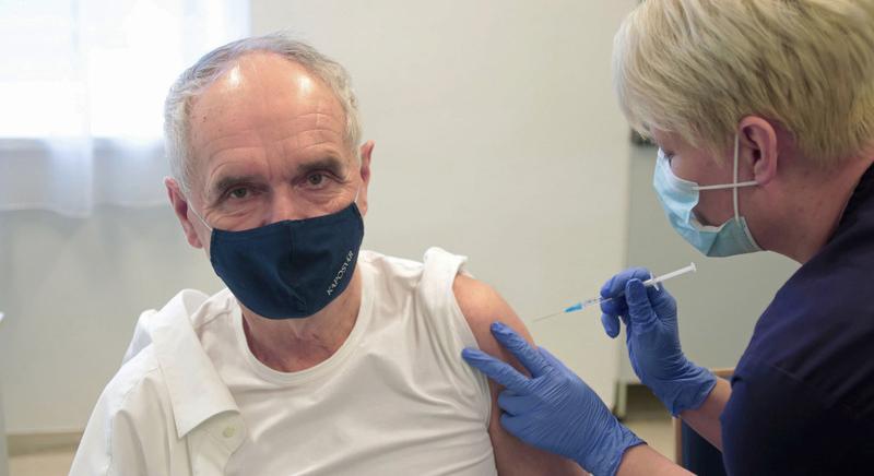 Kaposvár polgármesterét az orosz Szputnyik V vakcinával oltották be