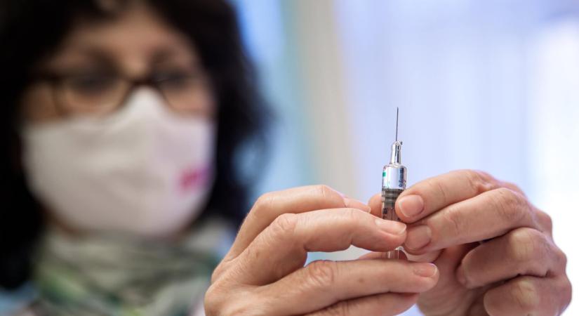 Orosz és kínai vakcina: egyelőre nem változtatnak a két oltás közötti oltási sémán