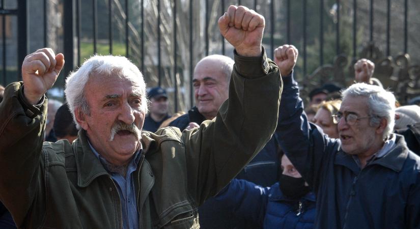 Örményországban kormányellenes tüntetők törtek be egy kormányzati épületbe