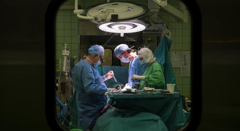 Egyidejűleg végeztek tüdő- és májátültetést kínai orvosok