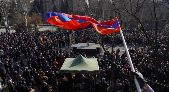 Örményországban tüntetők törtek be a kormány épületébe