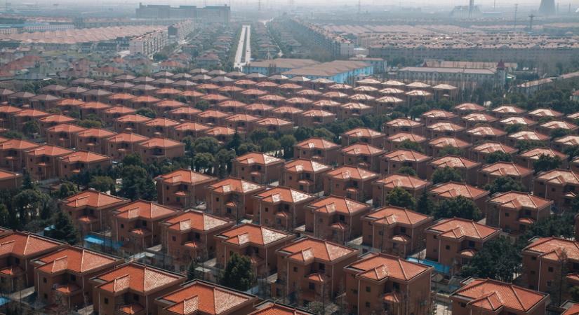 Hihetetlen luxusban élnek Kína leggazdagabb falujának lakói: aranykalitkának tűnik a település