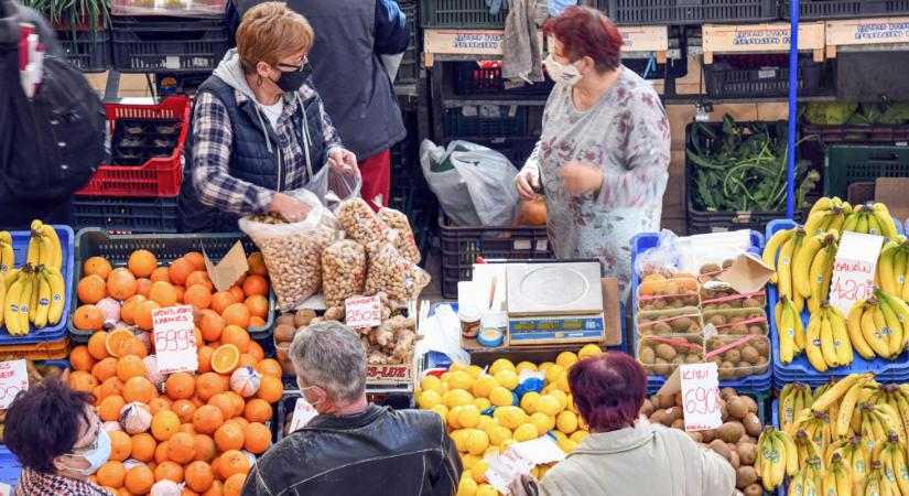 Székesfehérváron a piacon bevezetik az idősek vásárlási sávját