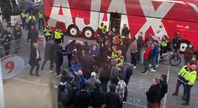 Az Ajax focistáira támadtak a PSV szurkolói a holland rangadó után - videó