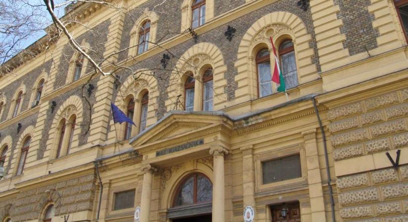 Fegyveres rablás miatt állt bíróság elé Szegeden egy jogász