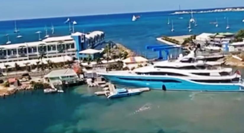 Kétszer is ütközött egy irányíthatatlanná vált jacht a karibi kikötőben – videó