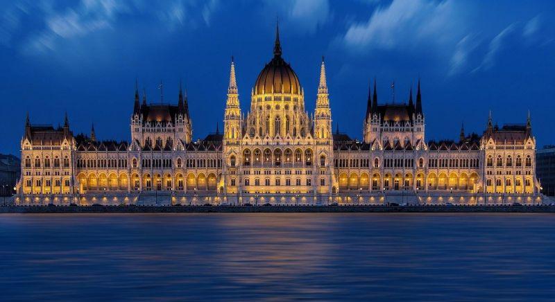 A magyar egészségügy legsötétebb napja – A Parlamentben ma is üléseztek