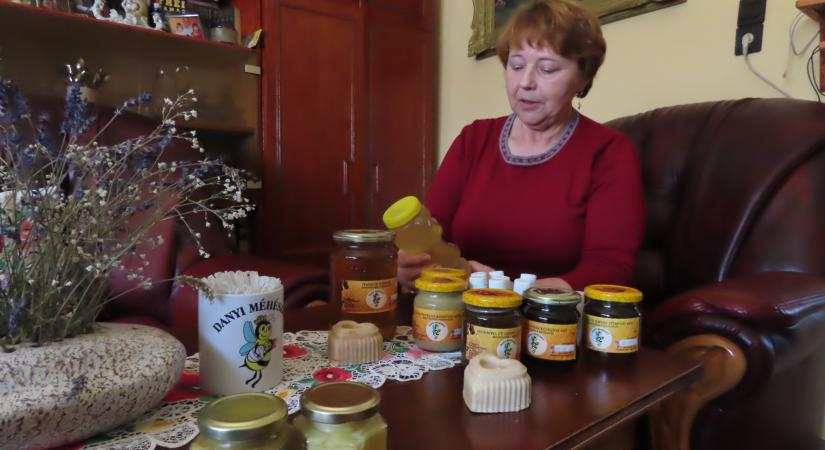 Danyiné Hajdú Katalin gyógynövényekkel fűszerezi a mézet