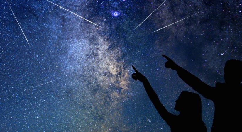 A teljes éjszakai égboltot bevilágította egy gyönyörű hullócsillag - bámulatos videó