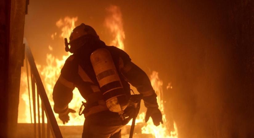 Családi ház égett Dorogon, egy embert kórházba kellett szállítani