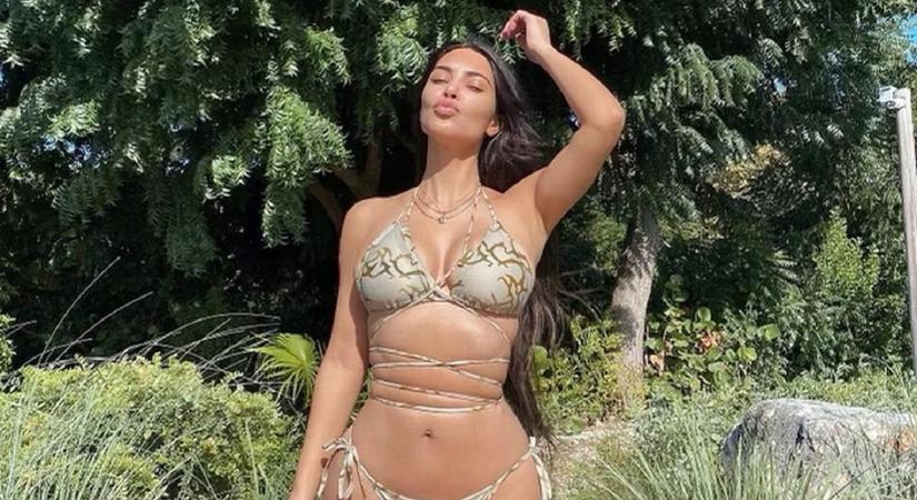Kim Kardashian egy durván szexi dekoltázsos képpel üzent