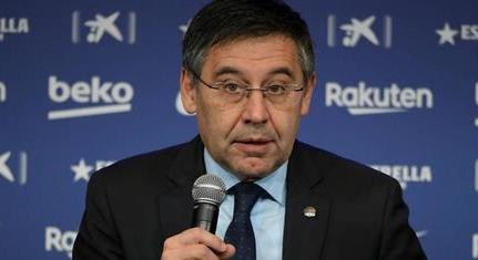 Rendőrök razziáztak az FC Barcelona székházában, a volt elnököt elvitték