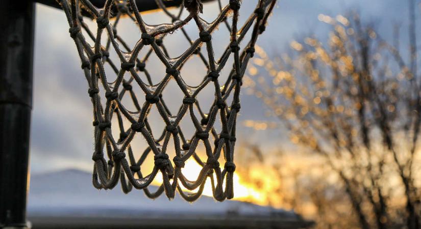 Milliókért került kalapács alá Kobe gyerekkori kosárlabda palánkja