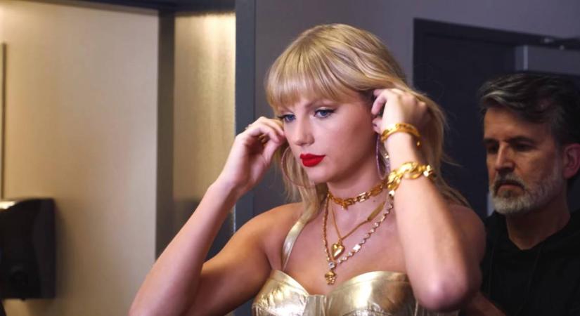"2010 hívott, és vissza akarja kapni a szexista vicceit" - Taylor Swift kiakadt a rajta poénkodó sorozatra