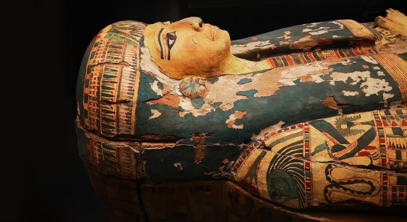 Kiderült, hogy balzsamozták be a múmiák arcát – egy 3500 éves papirusztekercsen találták