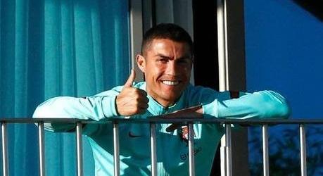 Extrafényesre simogatták Ronaldo szobrának nemiszervét a rajongók - Fotók
