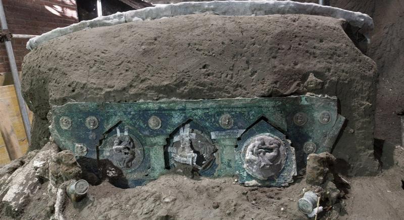 Újabb páratlan leletet, érintetlen ceremoniális kocsit találtak Pompejiben