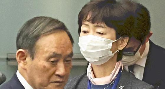 Lemondott a japán kormány sajtóreferense, mert megvendégelte a miniszterelnök fia