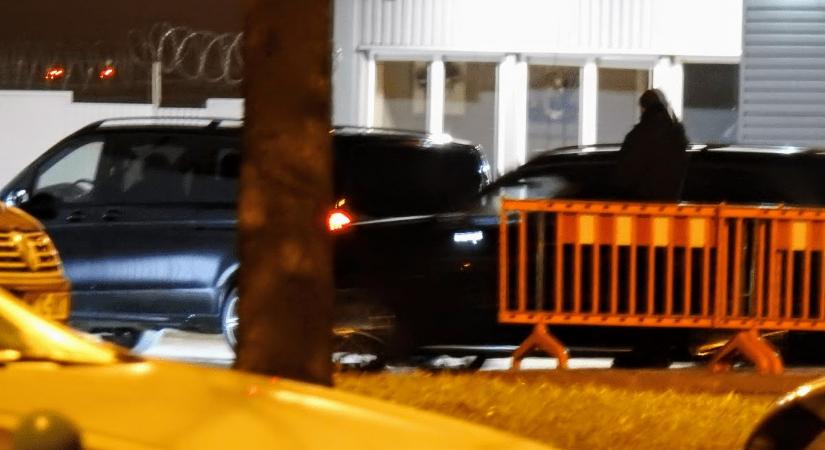 Az Alfahír szerint autóval követték munkatársukat, aki lefotózta volna, kit hozott haza a NER-luxusgép