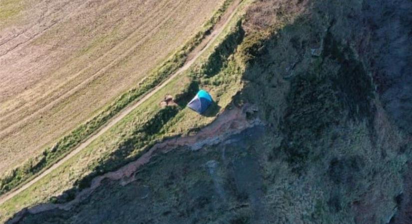 Életveszélyes családi kemping, meredek szikla szélén verte fel a sátrát egy brit család