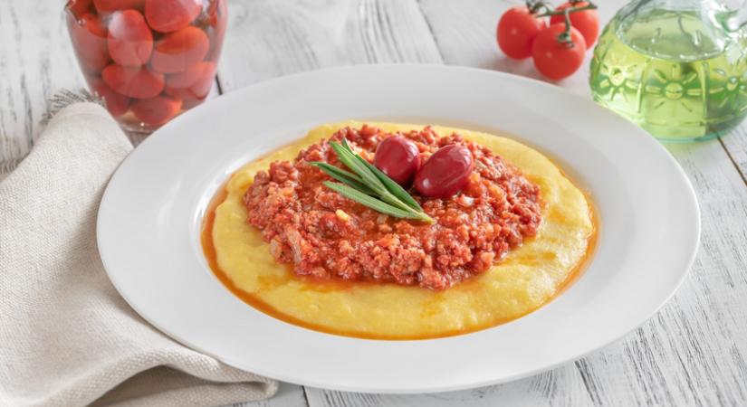Szaftos bolognai ragu polentával kínálva: sűrű, fűszeres szafttal lesz az igazi