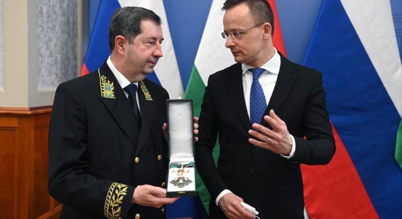 Szijjártó Péter kitüntetést adott át a távozó orosz nagykövetnek