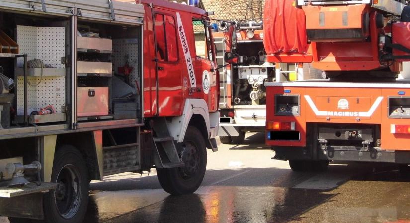 Szegeden és Mórahalmon is tűzesethez riasztották a megyei lánglovagokat