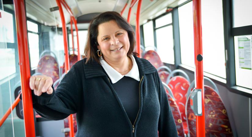 Tíz éve rója az utakat a női buszsofőr
