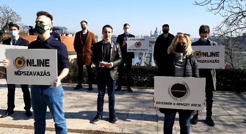 A külföldön élő és dolgozó magyarok levélben szavazásáról indítanak online népszavazást Vonáék