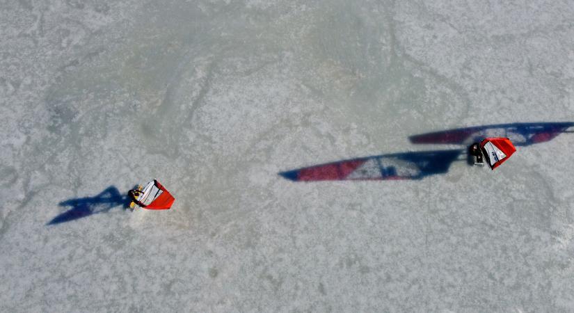 Jégszörfösök a befagyott Balti-tengeren - képek