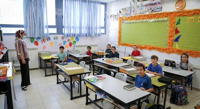 Vasárnaptól Izraelben óvatosan nyitnak az iskolák és a vendéglátóhelyek