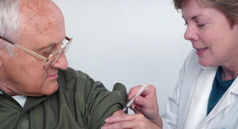 Franciaországban a 65 év felettiek is megkaphatják az Astrazeneca vakcináját
