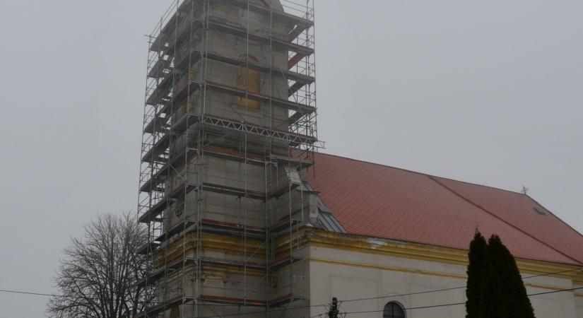 Felújítás vár a püspöki templom tornyára