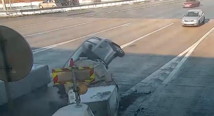 Csak két dolog kellett ahhoz, hogy ez az autós megússza ezt a brutál balesetet: ütközéselnyelő és óriási szerencse