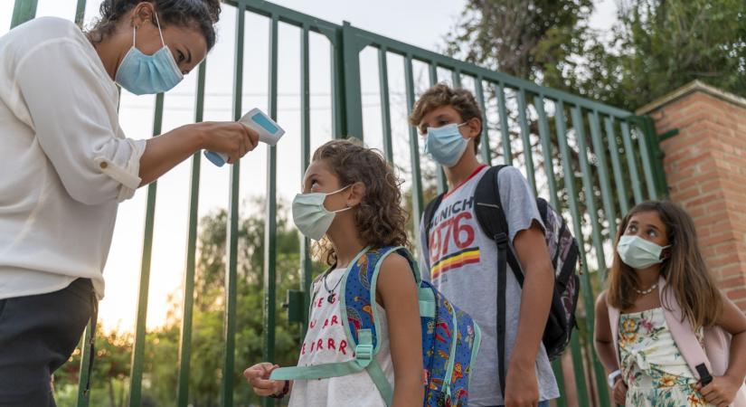 Ezekben a pillanatokban tarolja le a koronavírus a magyar iskolákat – Azonnali zárást kérnek a tanárok