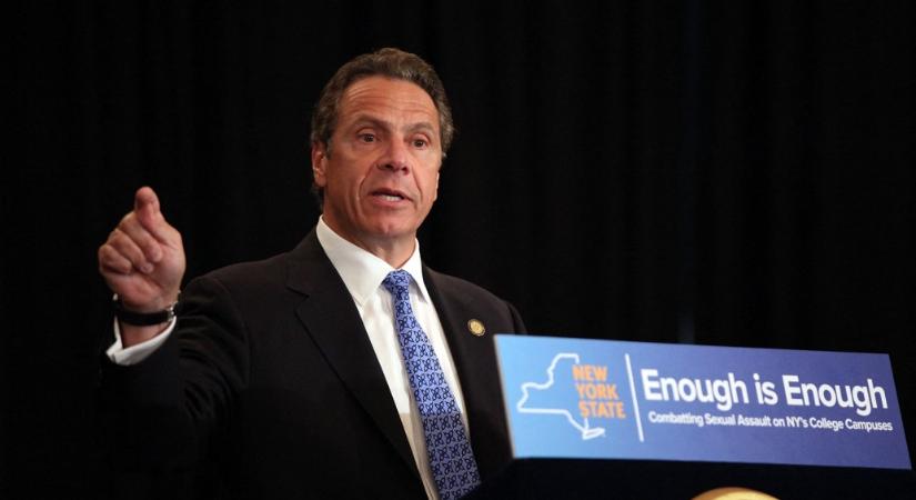 Egyre többen vádolják New York kormányzóját illetlen közeledéssel