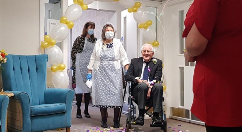 Végre feleségül vehette 91 éves szerelmét egy 85 éves brit férfi