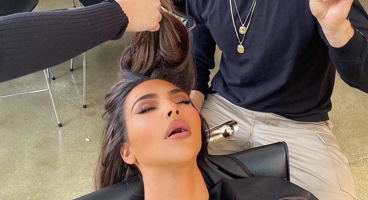 Kim Kardashian rosszkor, rossz helyen aludt el nyitott szájjal