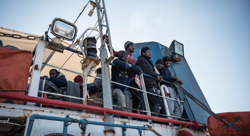 A Sea-Watch 3 migránshajón dől el az új olasz kormány politikája