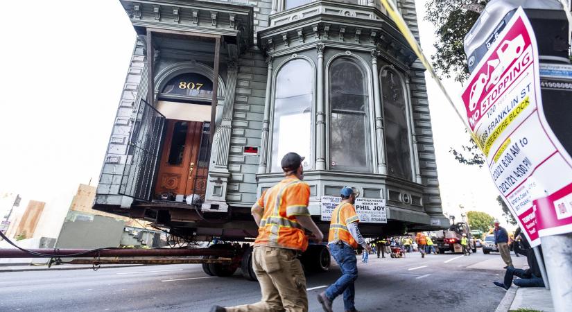 Simán odébb gurítottak egy 139 éves házat San Franciscóban