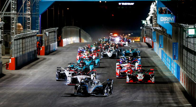 Drámai balesetek, új győztesek és látványos küzdelem fűszerezte a Formula E első világbajnoki hétvégéjét