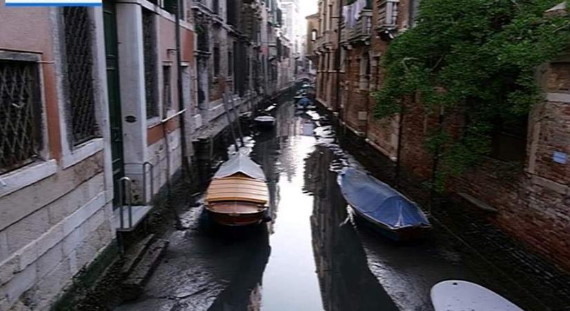Extrém alacsony vízállás: a hétvégén csaknem kiszáradtak a csatornák Velencében