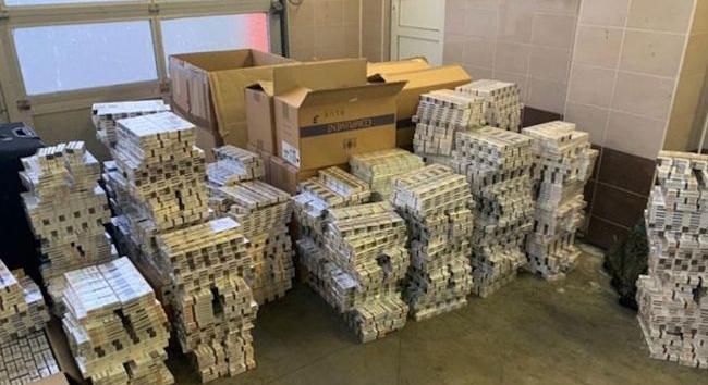 A csempész ukrán diplomatáknál 16 kiló aranyat, 140 ezer dollárt és 9 ezer karton cigarettát találtak