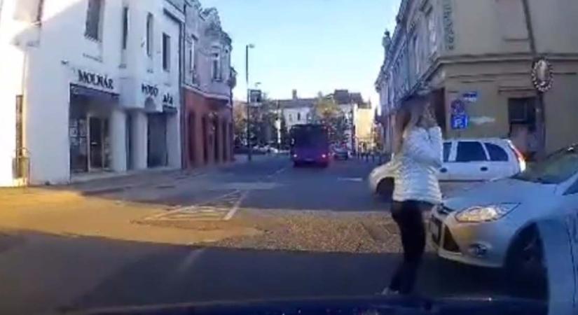Ez hihetetlen! Letolta a zebráról a gyalogost az agresszív autós (videó)