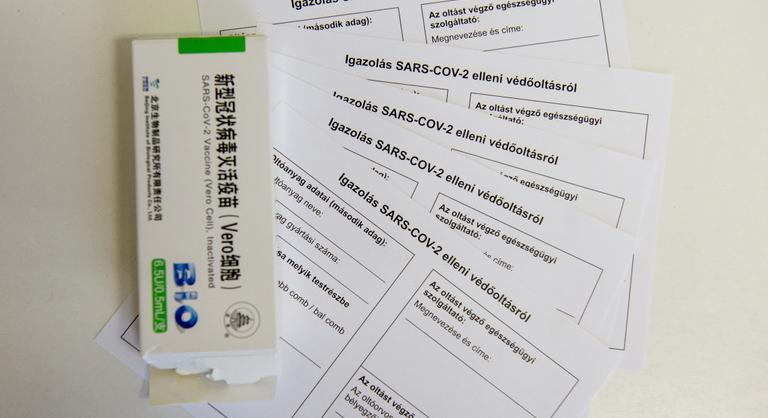 Vakcinaútlevél: nem tudni milyen következménye lesz, hogy a magyarban nem lesz oltástípus