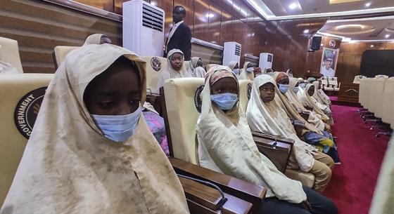 Szabadon engedték a sokszáz elrabolt nigériai iskoláslányt