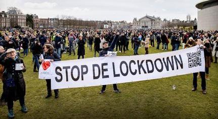Hollandiában a lezárások ellen tüntetnek