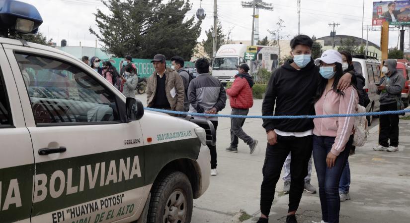 Korlátra támaszkodó diákok zuhantak a mélybe Bolíviában, heten meghaltak